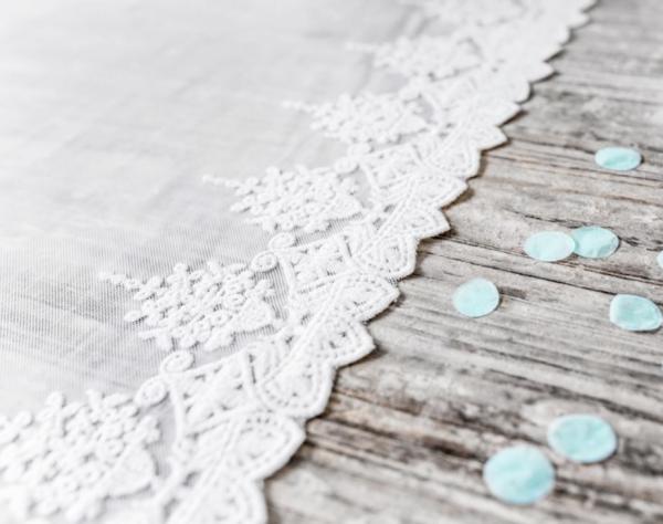 Spitze Stoff auf Rolle. 45cm x 9m